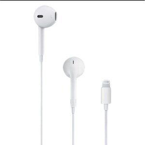 Apple Wired EarPods with Lightning Connection Set Of 4. Used
